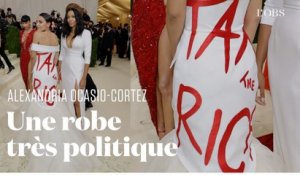 Au gala du MET, Alexandria Ocasio-Cortez porte la très politique robe"Tax the rich"