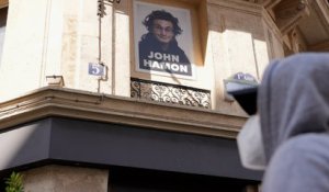 Paris : les affiches de l’artiste John Hamon dans le viseur de la mairie ?