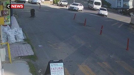 Decouvrez Les Images Qui Font Froid Dans Le Dos D Une Poussette Dans Laquelle Se Trouve Un Bebe Qui Devale Une Pente Sous Les Yeux De La Mere Impuissante