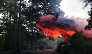 Cascade incroyable : il saute d'une voiture en feu...