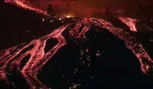 Les coulées de lave du volcan en éruption aux Canaries, menace pour les côtes touristiques