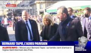 Brigitte Macron arrive à l'église Saint-Germain-des-Prés pour rendre hommage à Bernard Tapie