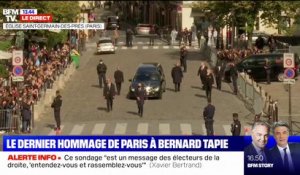 Le cercueil de Bernard Tapie quitte le parvis de l'église Saint-Germain-des-Prés sous les applaudissements