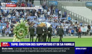 Hommage au Vélodrome: le cercueil de Bernard Tapie quitte la pelouse