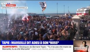 Supporters, chants, fumigènes: ambiance de stade devant la cathédrale de la Major pour les obsèques de Bernard Tapie