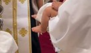 Un bébé fait pipi sur le prêtre pendant le baptême