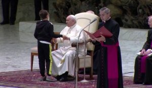 Un enfant malade réussit à prendre la calotte du pape en pleine audience
