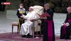 Un enfant vient s’assoir à l’improviste à côté du pape François en pleine audience au Vatican et réclame sa calotte - VIDEO