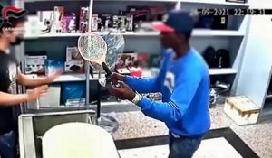 Un homme tente de braquer une boutique avec une raquette électrique