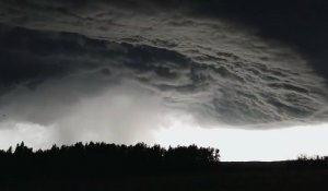 Ce nuage d'orage est monstrueux - filmé au dessus d'Alberta, Canada