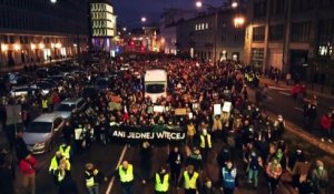 Manifestation en Pologne après la mort d'une femme à cause de la loi anti-avortement