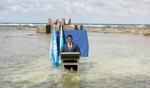 Les pieds dans l'eau, un ministre des îles Tuvalu exhorte la COP26 à agir vite pour le climat