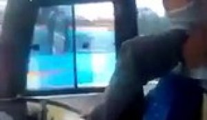 Ce conducteur de bus danse debout en conduisant les pieds sur le volant