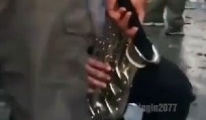 Joueur de saxophone endiablé dans le métro ! - Vidéo Dailymotion