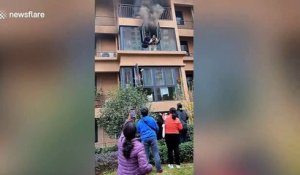 Un livreur courageux sauve une famille piégée dans un immeuble en feu