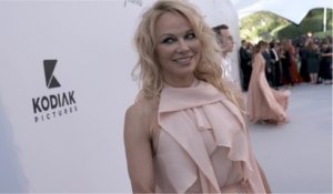 VOICI - Pamela Anderson topless, elle manque d'en dévoiler beaucoup trop