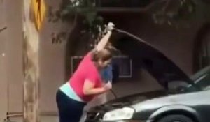 Une magicienne répare sa voiture