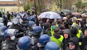 Les anti-pass et antivax protestent en France et en Autriche