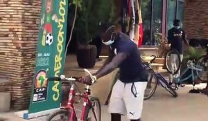 CAN 2021 : Sadio Mané en mode Réparateur de vélo