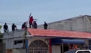 La police mexicaine maitrise un suspect armé avec des bâtons et une chaise