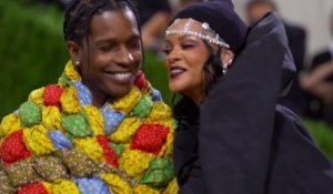 VOICI - Rihanna est enceinte : la star dévoile son baby bump aux côtés de son compagnon A$AP Rocky
