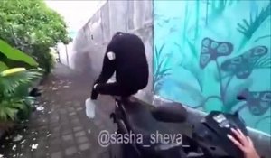 Elle fait une cascade sur un scooter et frôle le drame