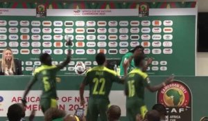 Finale - Aliou Cissé arrosé par ses joueurs en pleine conférence de presse