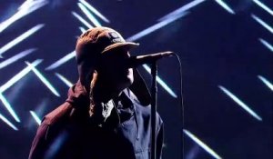 Liam Gallagher chante "Everything’s Electric" aux Brit Awards 2022