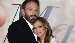 Jennifer Lopez dévoile sa somptueuse robe de mariée dans les bras de Ben Affleck... Ils sont plus amoureux que jamais