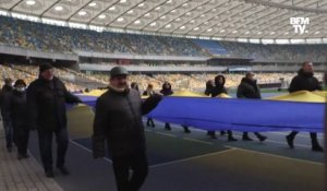 Des Ukrainiens déploient un drapeau géant au stade de Kiev pour marquer la "Journée de l'unité"