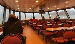 Un ferry affronte une violente tempête et se fait surprendre par une vague