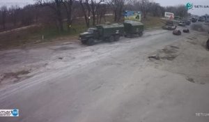 Un char russe avec un drapeau soviétique, dans la région de Kherson, au nord de la Crimée