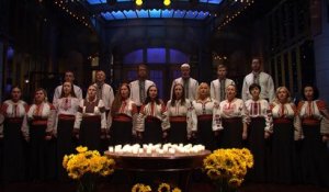 L'émission d'humour de référence de la télé US, Saturday Night Live  s'est ouvert exceptionnellement hier soir avec une chanson du choeur Ukrainien de New York