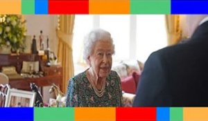   Elizabeth II : cette règle de savoir-vivre qui s’applique chez les Windsor