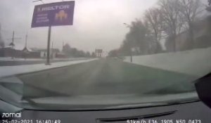 Cet automobiliste a choisi le pire moment pour sortir en voiture à Kharkiv !