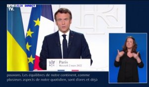 Emmanuel Macron: "Je resterai en contact autant que je le peux et autant que c'est nécessaire avec le président Poutine, pour chercher sans relâche à le convaincre de renoncer aux armes"
