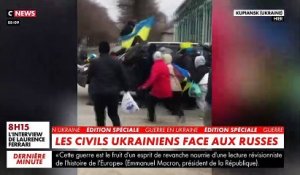 Guerre en Ukraine - Les images de ces civils ukrainiens qui tentent de lutter à mains nues contre l'invasion des soldats russes lourdement armés