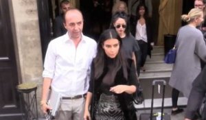 Vidéo : Kim Kardashian moment détente avec ses fans à Paris !