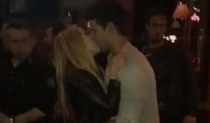 Taylor Lautner surpris en train d'embrasser une célèbre blonde...