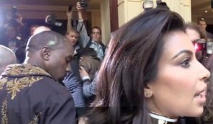 Exclu Vidéo : Trop de bousculades, Kim Kardashian sous tension en arrivant au défilé Balmain !