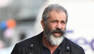 Public Buzz : Un fan rase la barbe de Mel Gibson en pleine rue