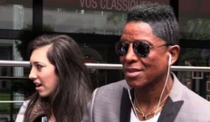 Exclu Vidéo : Jermaine Jackson est à Paris... Et avec ses fans, il prend tout son temps !