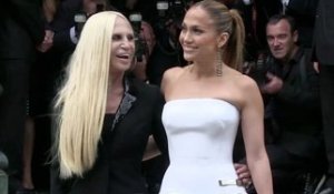 Exclu Vidéo : Donatella Versace fière d'accueillir Jennifer Lopez pour son défilé !
