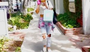 Exclu Vidéo : Vanessa Hudgens : elle s'offre un après-midi shopping la main dans le plâtre !