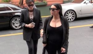 Exclu Vidéo : Kim Kardashian : look noir et maxi décolleté pour un déjeuner avec la "madre" !