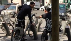 Exclu Vidéo : Jordan De Luxe : il veut piquer un vélib' !