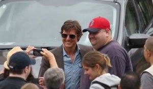 Exclu Vidéo : Tom Cruise : à l'aise et souriant, il pose avec ses fans !