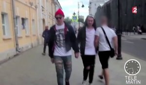 Le zapping du 28/07 : Homophobie : Deux hommes se tiennent par la main à Moscou et filment les réactions des gens …