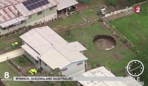 Le zapping du 04/08 : Un trou béant apparaît dans le jardin d’un couple australien