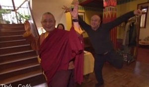Michel Jonasz danse avec un moine bouddhiste